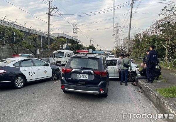 ▲毒品通緝犯駕車竄逃，遭警方圍捕。（圖／桃園警分局提供）