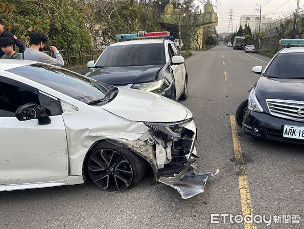 ▲許男則駕車衝撞警車企圖逃逸，連車頭也毀損。（圖／桃園警分局提供）