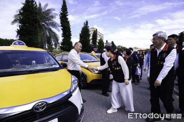 ▲▼花蓮縣敬老愛心計程車隊在眾人期盼與掌聲中正式啟動。（圖／花蓮縣政府提供，下同）