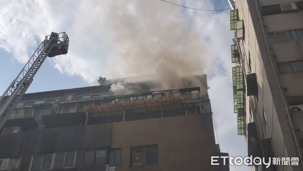 ▲▼             台北市紹興北街北平東路口，民進黨總部旁邊的民宅發生火警意外。（圖／記者黃彥傑攝）