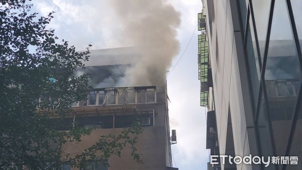 ▲▼             台北市紹興北街北平東路口，民進黨總部旁邊的民宅發生火警意外。（圖／記者黃彥傑攝）