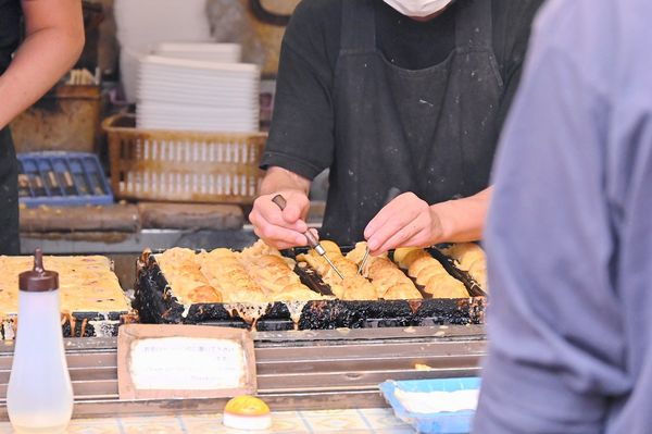 ▲▼阿美橫元祖大章魚燒みなとや／アメ横大たこ焼き是每到上野阿美橫丁就一堆人排隊的章魚燒店。（圖／部落客橘子狗愛吃糖授權提供，勿擅自翻攝）