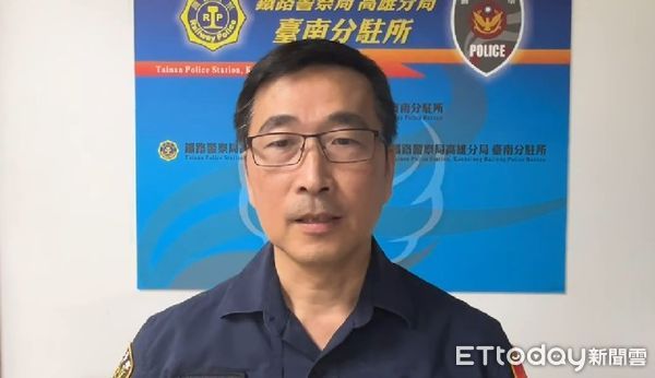 ▲鐵警局高雄分局台南所副所長江育皇指出，有媒體報導「2外籍遊客闖越平交道拍火車遭保全制止拉出」，經調閱監視系統並無保全制止拉出旅客情事。（圖／記者林東良翻攝，下同）