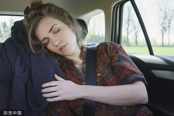 ▲▼少女車內睡著。（圖／CFP）