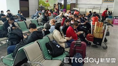 霧鎖金門影響23航班！數百旅客滯留擠滿機場　民宿被搶訂一空