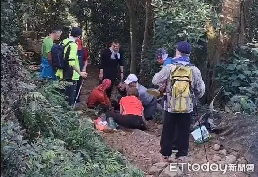 ▲▼       男子爬新竹飛鳳山突倒地，山友緊急對他CPR搶救      。（圖／山友提供）