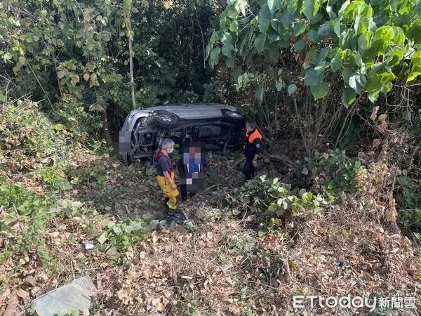 ▲一輛車就翻覆邊坡，駕駛自行脫困，被送往醫院             。（圖／記者吳世龍攝）