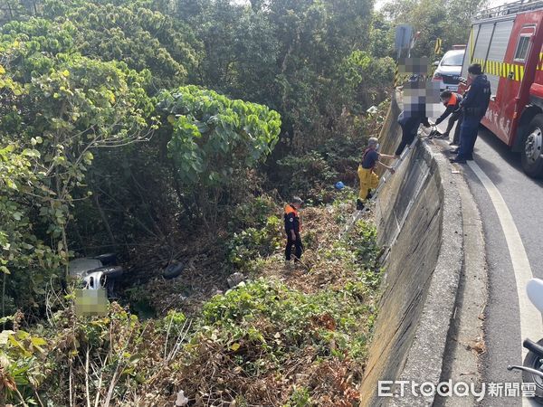 ▲一輛車就翻覆邊坡，駕駛自行脫困，被送往醫院             。（圖／記者吳世龍攝）