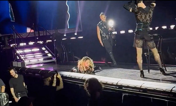 ▲瑪丹娜演唱會意外摔倒在地。（圖／達志影像）