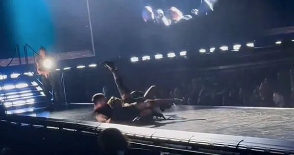 ▲瑪丹娜演唱會意外摔倒在地。（圖／達志影像）
