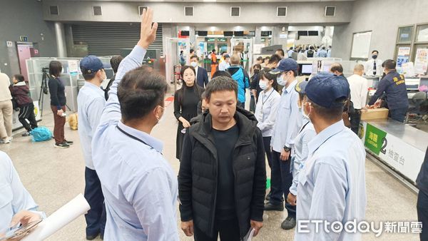 ▲▼             陸船越界捕魚釀2死，家屬抵達金門。（圖／記者林名揚翻攝）