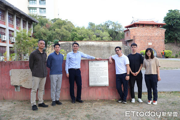 ▲國立成功大學首座光藝術建築─歷史文物館，19日傍晚在陳玉女副校長主持點燈儀式，點亮回憶、溫暖人心、傳遞幸福也照耀未來的希望與夢想。（圖／記者林東良翻攝，下同）