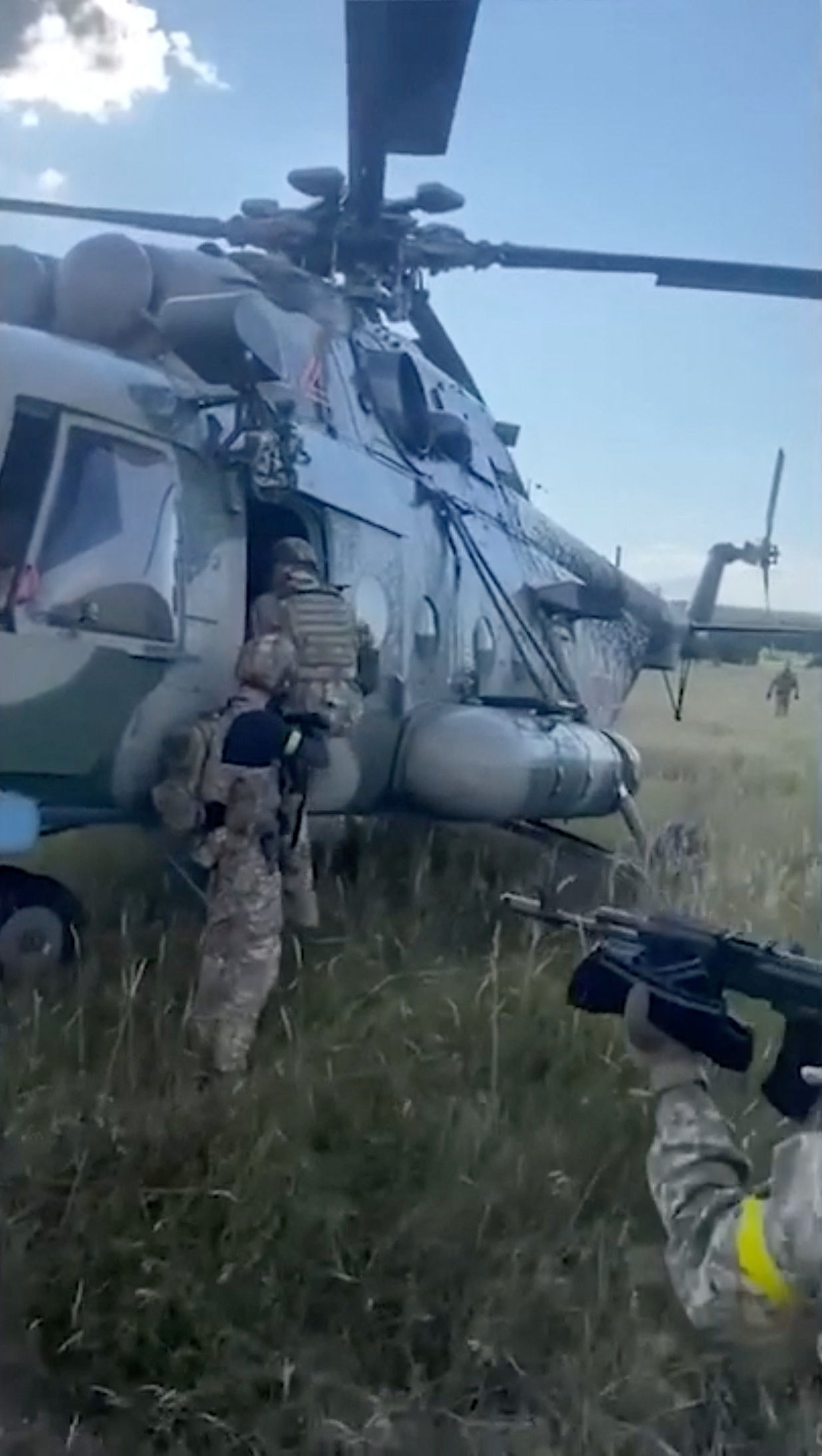 ▲庫茲米諾夫駕駛直升機叛逃烏克蘭。（圖／路透）