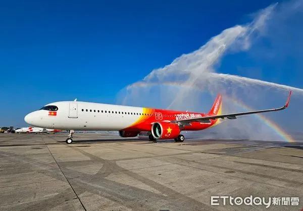 ▲越捷航空迎來第105架飛機，新機抵達越南胡志明市新山國際機場獲得灑水歡迎。（圖／越捷提供）