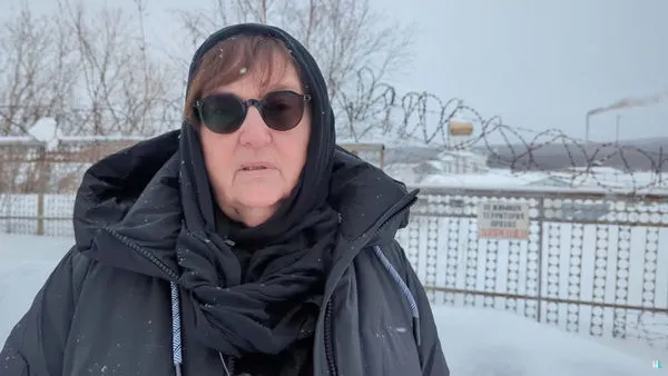▲▼納瓦尼的母親柳米拉（Lyudmila Navalnaya）在北極圈的IK-3流放地（IK-3 penal colony），並且錄製影片，喊話普丁「立刻把兒子遺體交出來。（圖／路透）