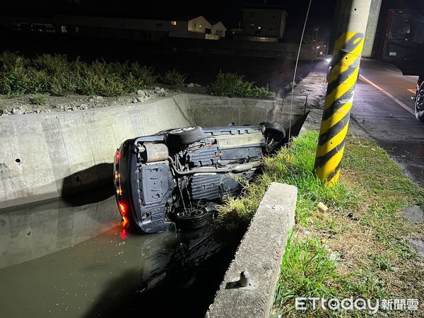 ▲▼彰化救護車與自小客車發生擦撞，造成4人受傷送醫             。（圖／記者唐詠絮翻攝）