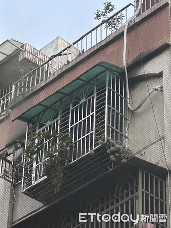 ▲▼新莊舊公寓5樓起火，警救出3住戶、8隻貓             。（圖／記者陳以昇翻攝）