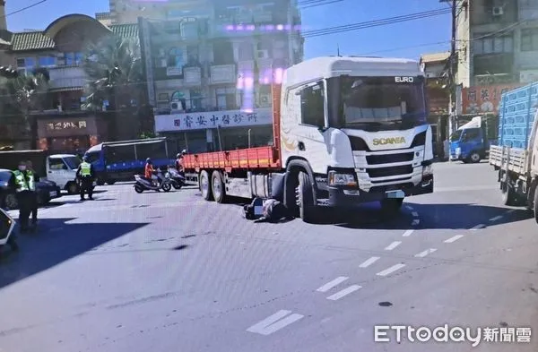 ▲▼高雄又有大貨車擦撞騎士！機車倒車輪下　驚悚現場曝。（圖／記者吳世龍翻攝）