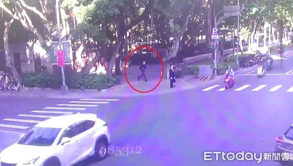 ▲林女包包遭竊後，男子迅速逃離現場，途中跌倒並將包包丟棄。（圖／記者陸運陞翻攝）