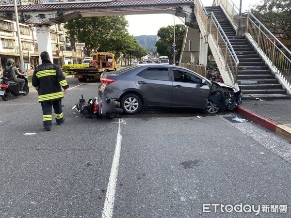 ▲南港向陽路發生一起離奇自撞翻車車禍，壓倒路過女騎士斷腿送醫。（圖／記者張君豪翻攝）