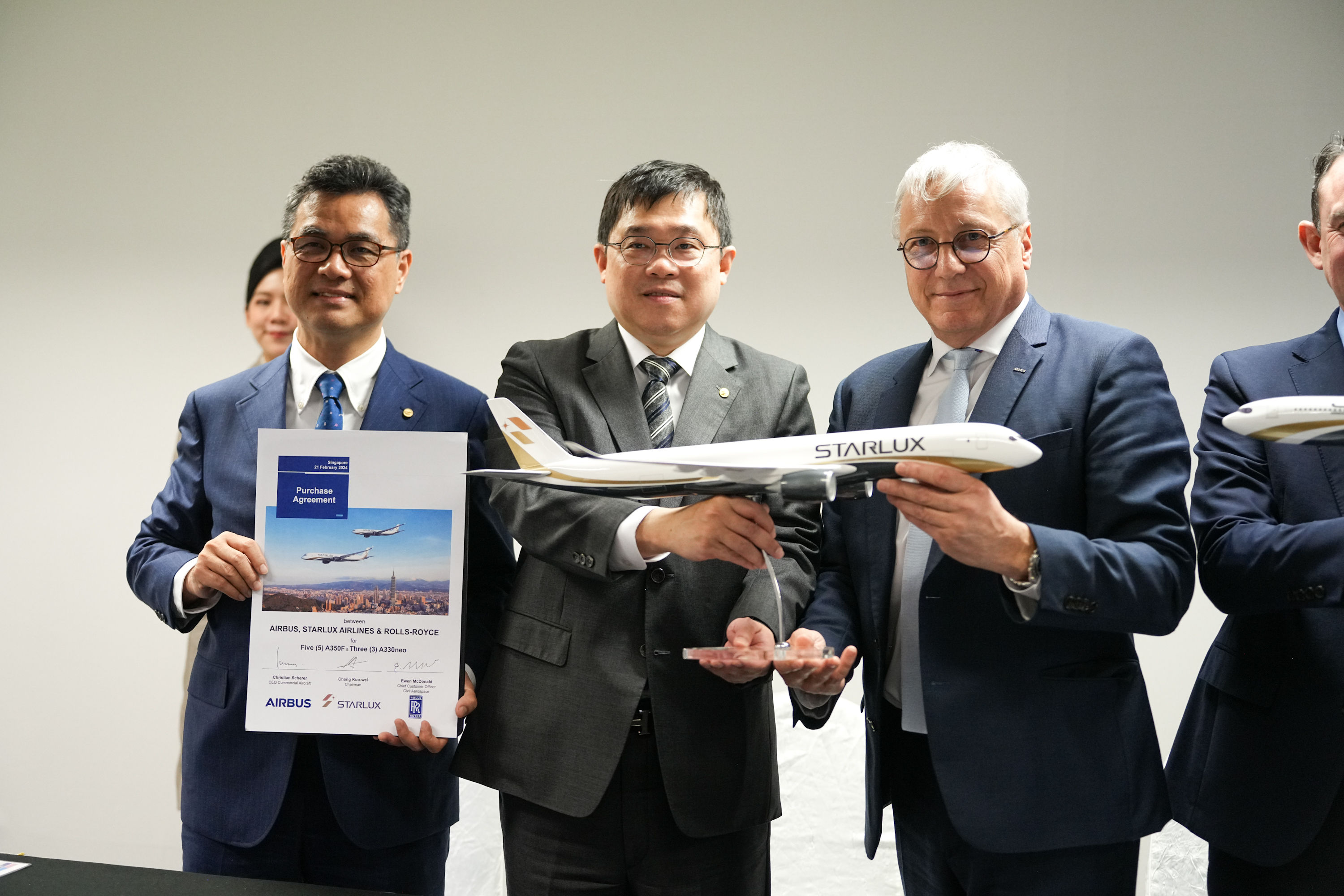 ▲星宇航空執行長翟健華、星宇航空董事長張國煒、Airbus商用飛機部門總經理Christian Scherer簽約。（圖／星宇提供）