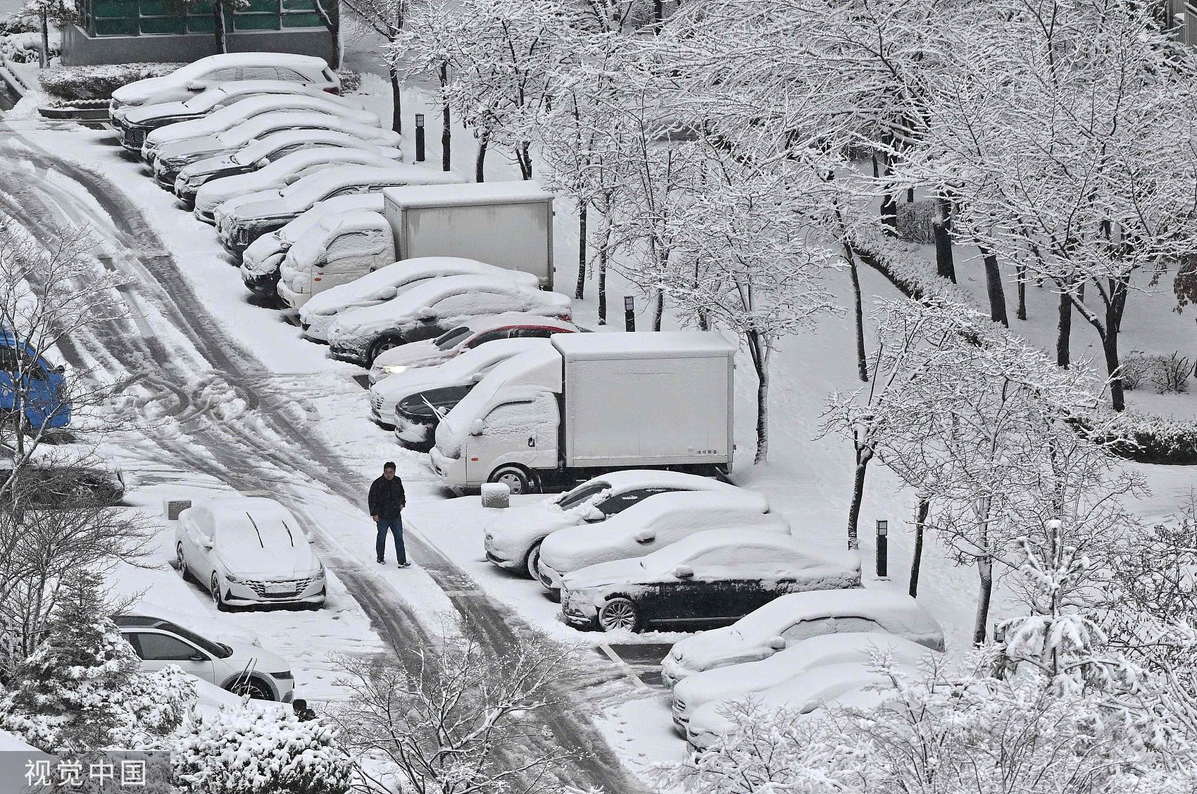 ▲▼南韓京畿道高陽市22日降雪，民眾在停車場剷除積雪。（圖／CFP）