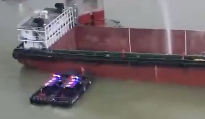 ▲貨船撞擊廣州勵馨瀝心沙大橋，水警到場戒備。（圖／翻攝微博）
