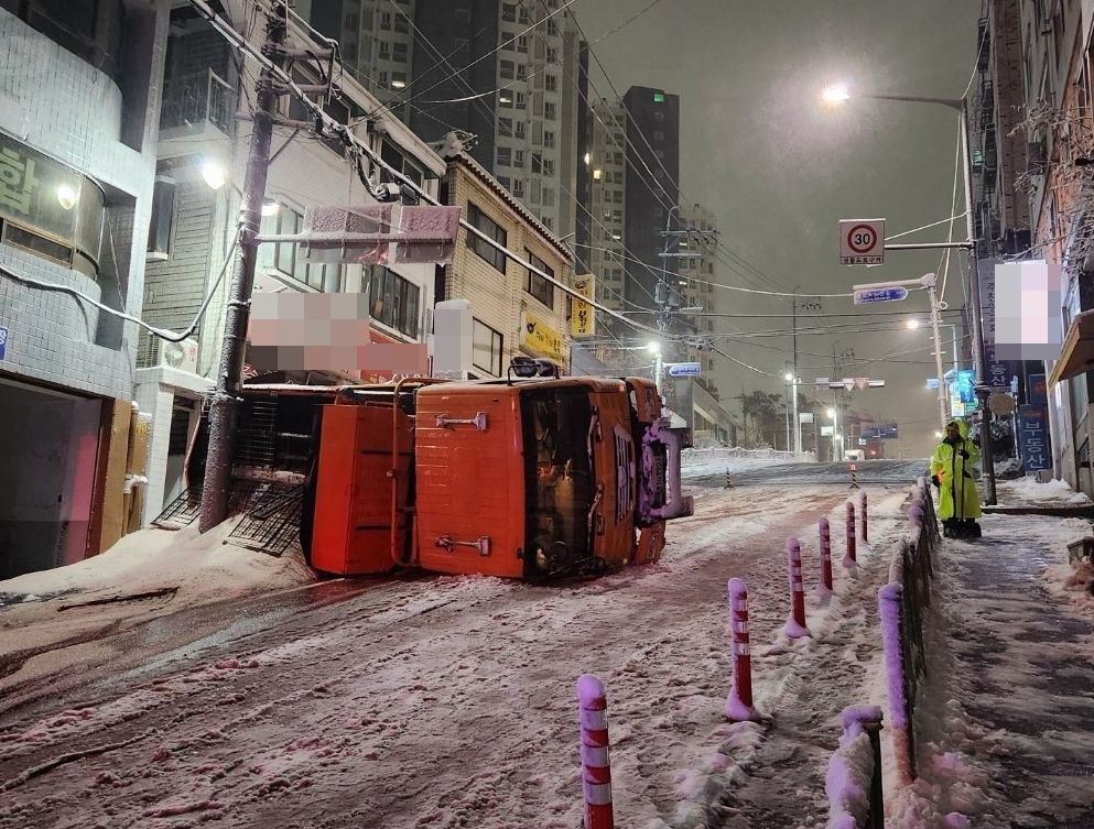 ▲▼南韓京畿道富川市一輛除雪車21日深夜在路面翻覆。（圖／CFP）