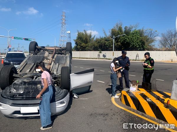 ▲▼尷尬...台中休旅車「烏龜翻肚」！自撞女駕駛：沒看到行人庇護島。（圖／記者許權毅翻攝）