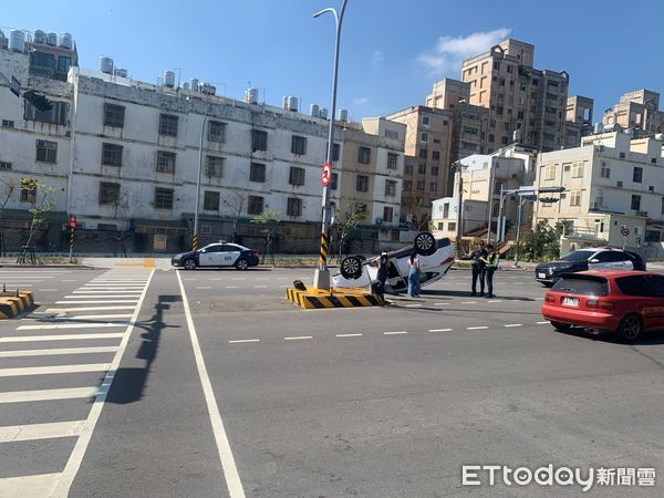 ▲▼尷尬...台中休旅車「烏龜翻肚」！自撞女駕駛：沒看到行人庇護島。（圖／記者許權毅翻攝）