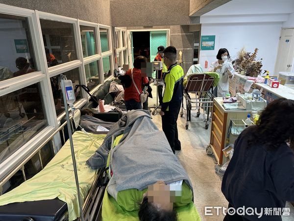 ▲▼司馬庫斯賞櫻「突上吐下瀉」倒山路　11人緊急送醫。（圖／記者陳凱力翻攝）