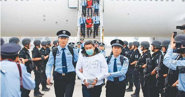 由於受害者多為中國人，中國主張其有司法管轄權，200多名台灣人被押往中國受審。（圖／翻攝新浪微博）