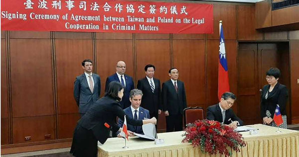 台灣與波蘭政府在2020年簽署「台波刑事司法合作協定」，劉男憑此協定才能引渡回台。（圖／翻攝法務部官網）