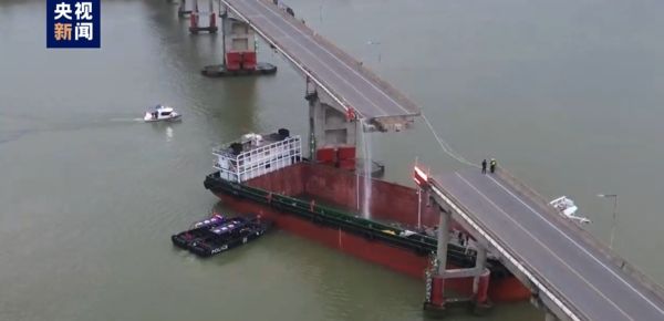 ▲▼廣州一大橋遭船隻撞斷！傳多輛汽車落水失蹤。（圖／翻攝CCTV）