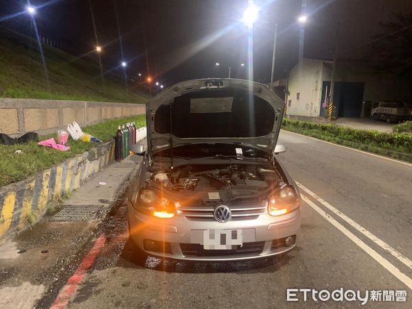 ▲▼男子車上載笑氣和毒品，車子突冒煙，嚇得他趕緊下車報警遭逮            。（圖／記者戴上容翻攝）