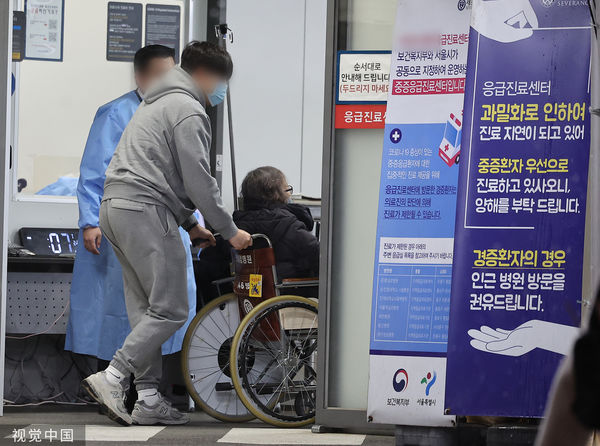 ▲▼南韓住院與實習醫師集體請辭，首爾某大型醫院急診室夜間忙碌不堪。（圖／CFP）