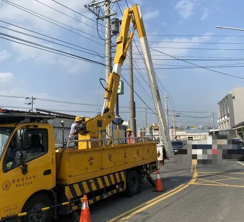 ▲台電人員在執行高空作業遭電擊送醫急救。（圖／民眾提供）