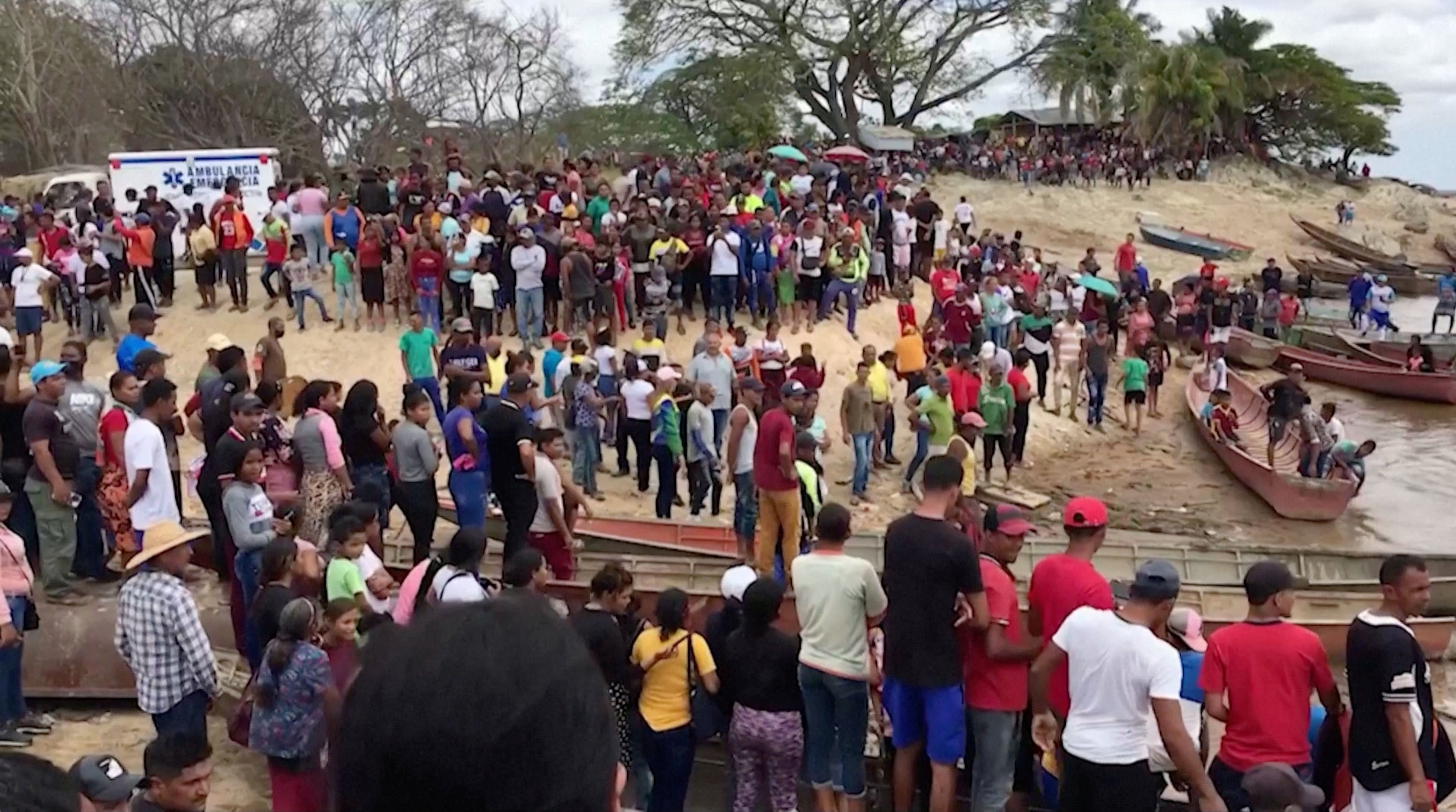 ▲▼  委內瑞拉波利瓦州金礦坍塌，眾人聚集在瓜卡拉河港口（Guacara River Port）岸邊，等待最新消息。（圖／路透）