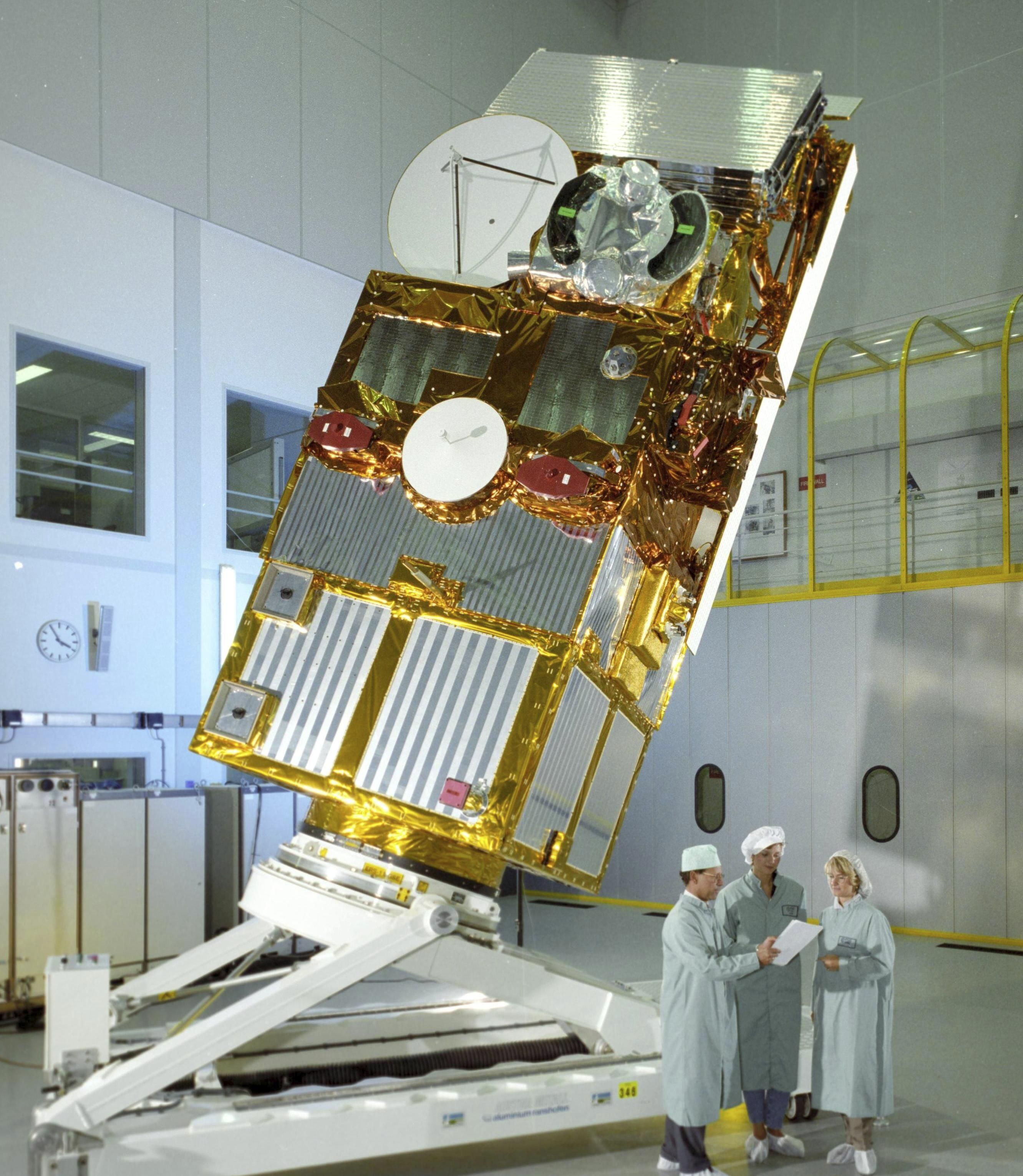 ▲▼歐洲遙感衛星ERS-2在1995年發射前，曾放在無塵室。（圖／達志影像／美聯社）