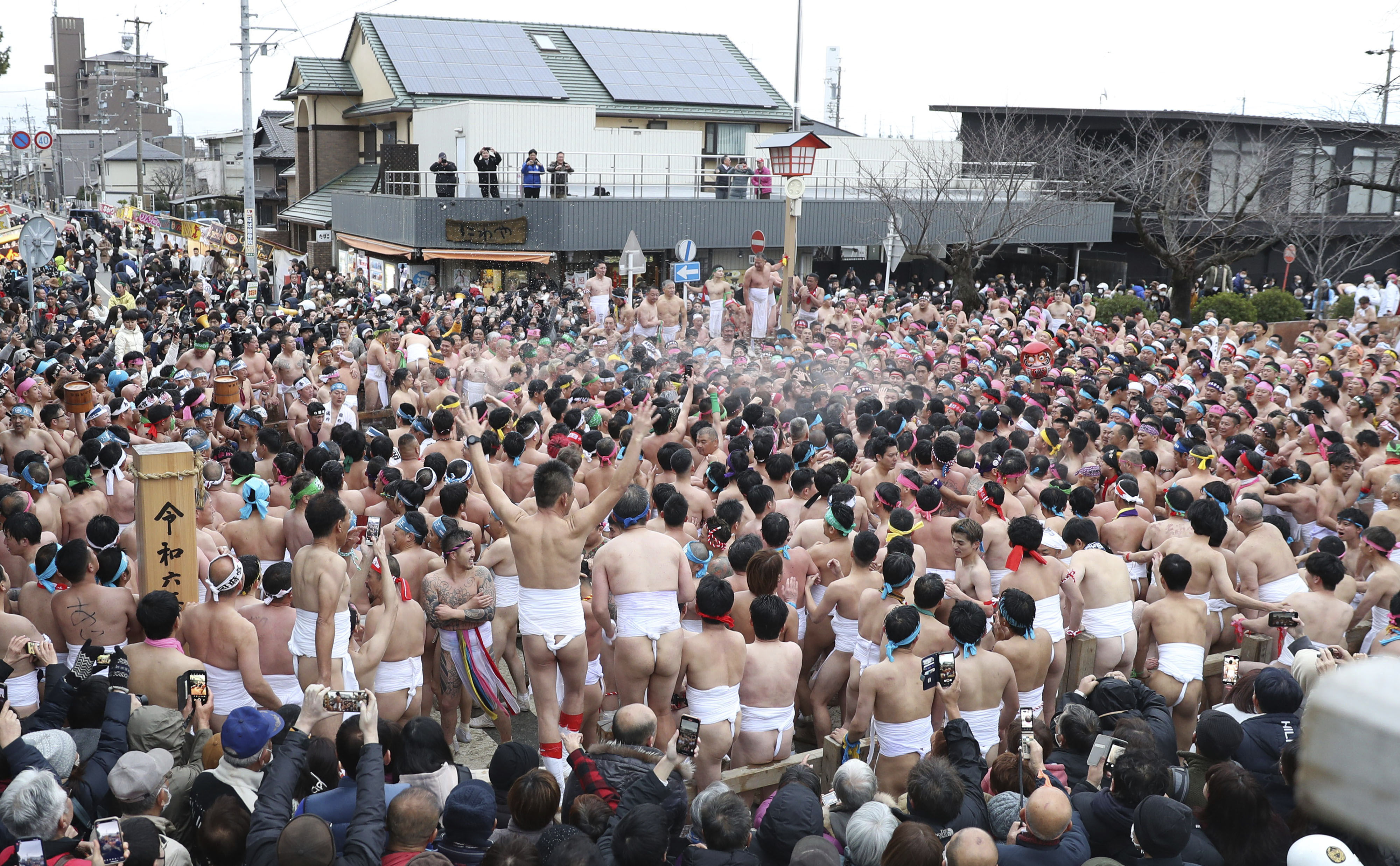 ▲▼日本愛知縣稻澤市尾張大國靈神社22日舉行「裸祭」，裸男爭相恐後撫摸神男、將神男送進樓門。（圖／達志影像／美聯社）