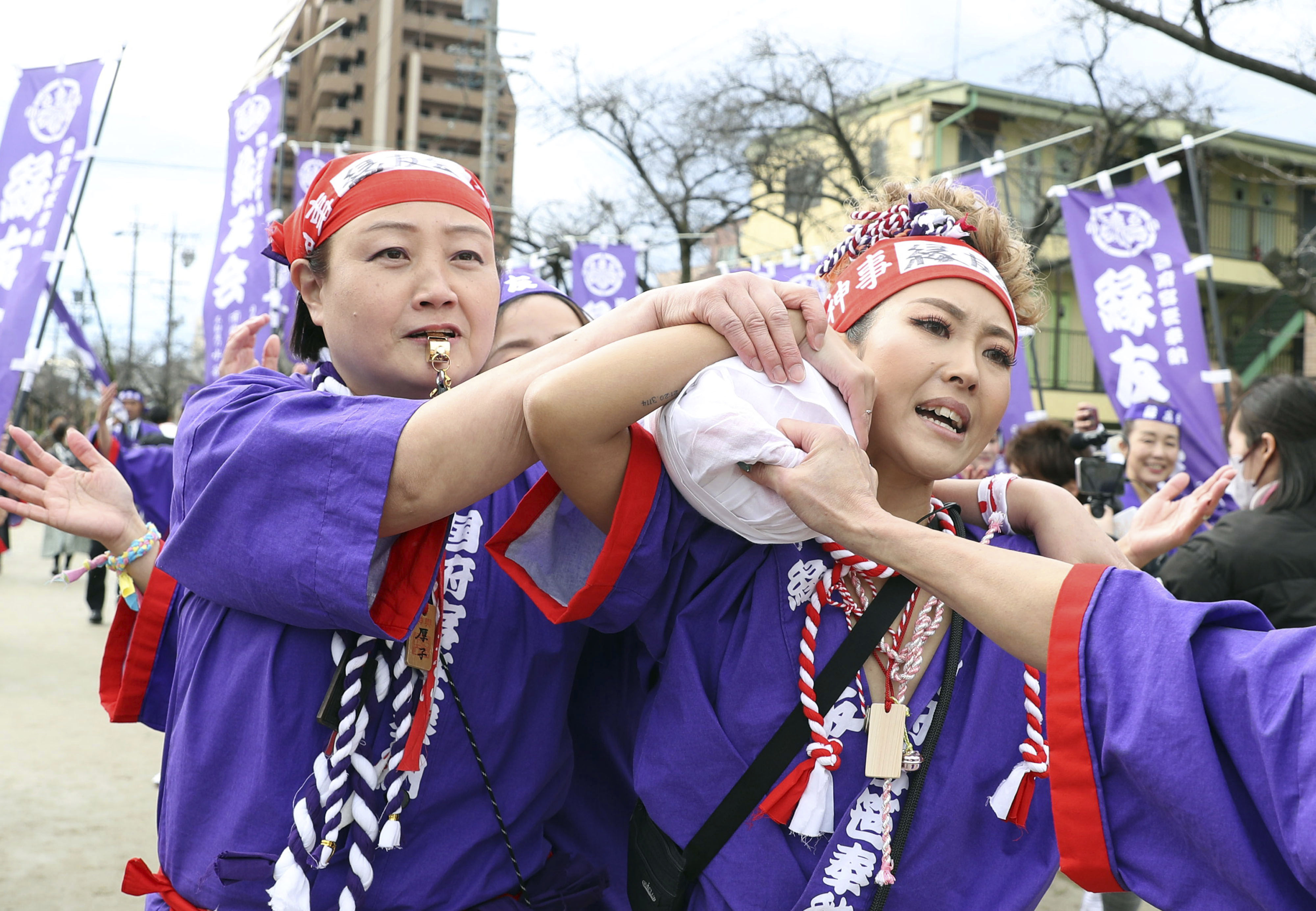 ▲▼日本愛知縣稻澤市當地女性團體「緣友會」派出100人首度參加神社裸祭。（圖／達志影像／美聯社）