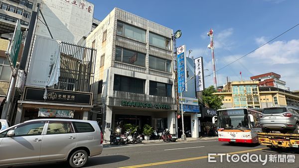 ▲▼高雄,鳳山,中山路,光遠路,店面,佐丹奴,星巴客             。（圖／記者張雅雲攝）