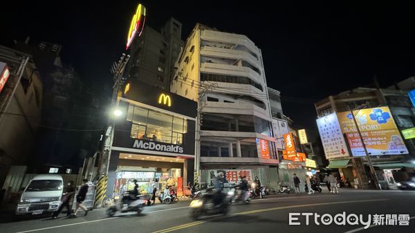 ▲▼高雄,鳳山,中山路,光遠路,店面,佐丹奴,星巴客             。（圖／記者張雅雲攝）