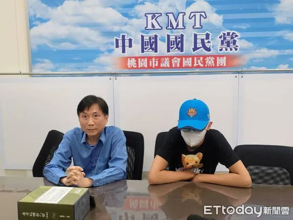 ▲桃園市市議員詹江村今天下午在市議會黨團召開記者會，質疑桃園警方員警涉嫌以電擊棒、甩棍對未成黃姓少年刑求逼供。（圖／記者沈繼昌翻攝）