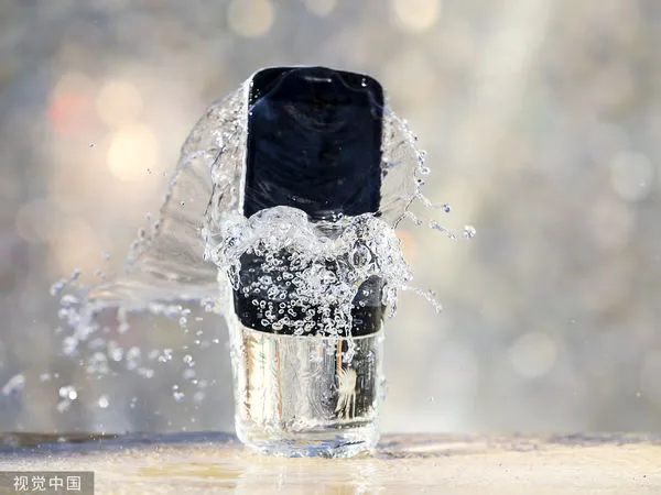 ▲▼手機泡水,手機進水,手機弄濕。（圖／CFP）