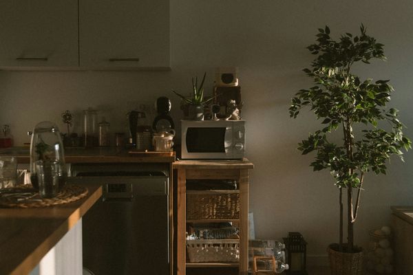 ▲廚房,微波爐,泡麵,餐具,陶碗,油,食用油。（圖／unsplash）