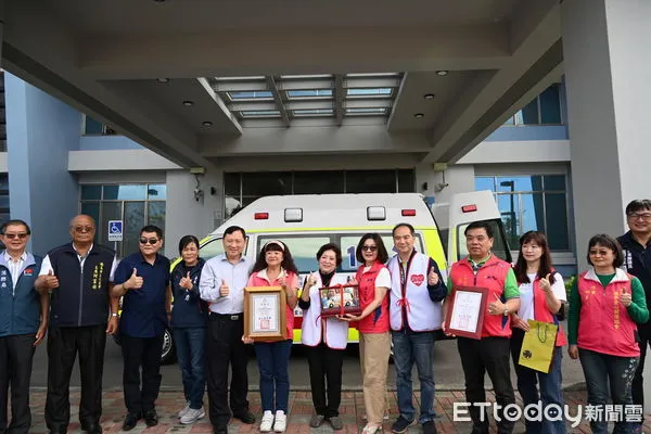 ▲桃園市圓夢愛心關懷協會等三社團，共同捐贈台東縣消防局救護車一輛。（圖／記者楊漢聲翻攝）