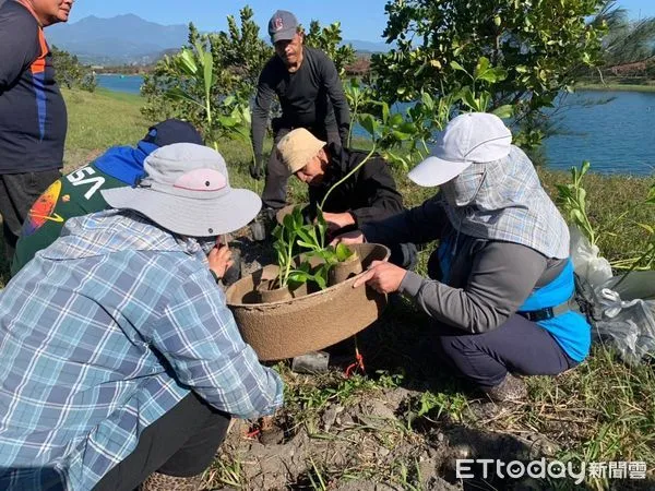 ▲慈心基金會於台東活水湖區域舉行水寶盆種樹示範活動。（圖／記者楊漢聲翻攝）