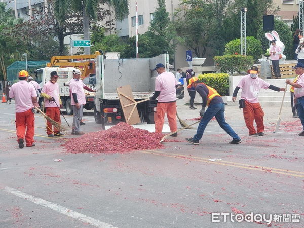 ▲台東縣府呼籲燃放爆竹煙火後隨即清理炮屑垃圾。（圖／記者楊漢聲翻攝）