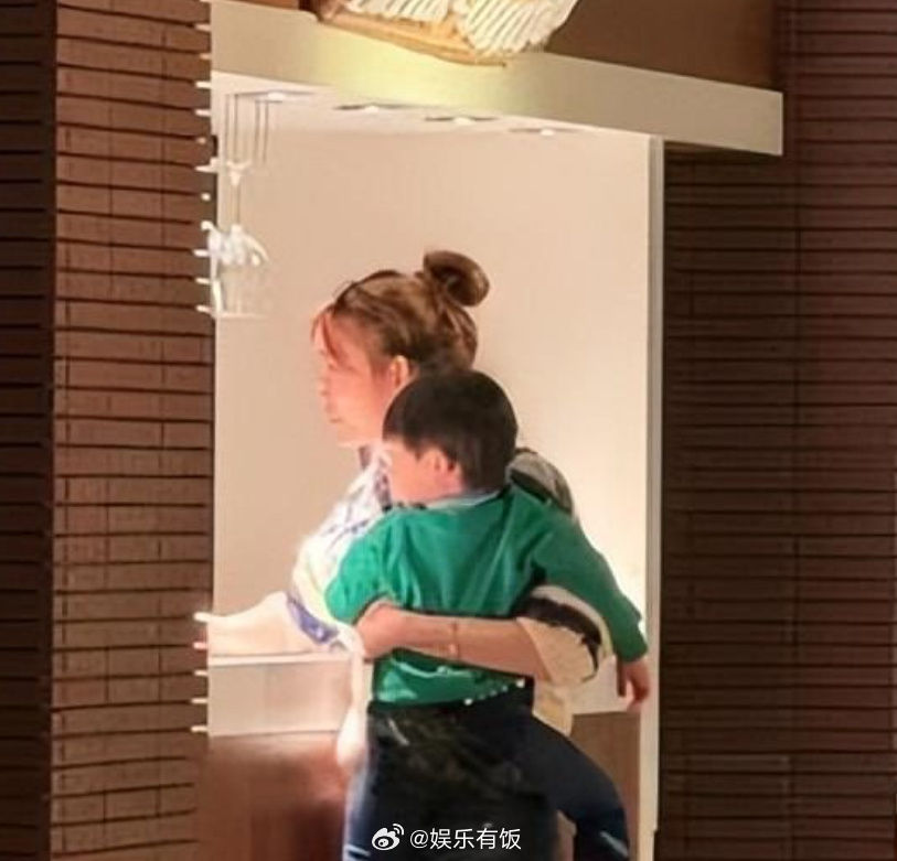 ▲網友遇到林志玲帶兒子吃飯。（圖／翻攝自微博／娛樂有飯）